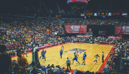 爱爱游戏-加拿大新秀在美联赛崭露头角，成为焦点，加拿大nba