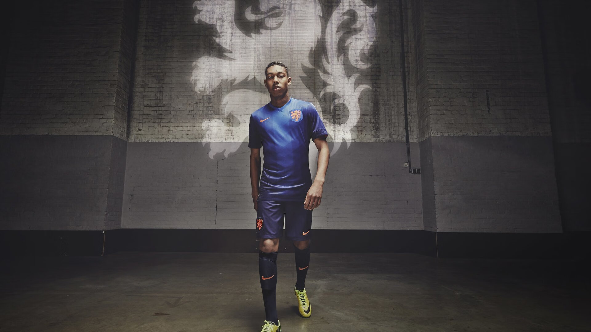 球场明星惊艳登场，展现个人魅力，球场明星惊艳登场,展现个人魅力英语